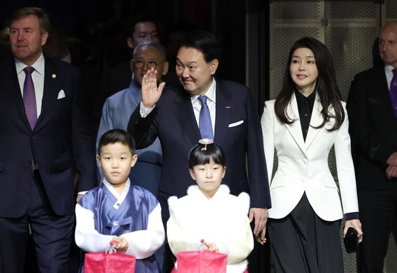 김건희 <b>여사</b>, 5개월 만에 공개행보…캄보디아 정상 <b>오찬</b> 참석