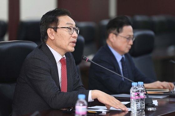 김완기 산업통상자원부 무역투자실장이 지난 1월 12일 서울 종로구 무역보험공사에서 중동지역 해상물류 긴급 상황 점검 회의를 주재하고 있다. 사진 산업통상자원부