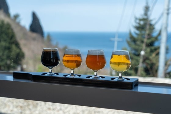 ‘울릉브루어리’는 울릉도 최초의 수제 맥주 양조장이다. 4종의 맥주와 여러 양식 메뉴를 내놓는다.