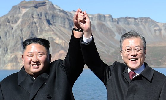 문재인 대통령과 김정은 국무위원장이 2018년 9월 백두산 천지에서 기념촬영을 하고 있다. [평양사진공동취재단]