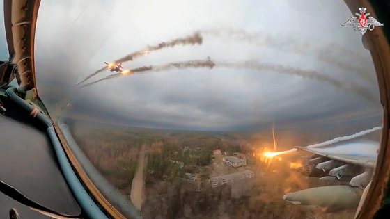 지난 1월 22일 러시아 국방부가 공개한 우크라이나 상공에서 임무 수행 중 로켓을 발사하는 Su-25 전투기. 러시아는 당시 전술 핵무기와 관련된 훈련을 실시할 계획을 밝혔다. AP=연합뉴스