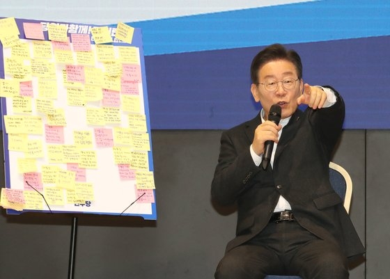 이재명 더불어민주당 대표가 19일 대전 유성구 대전컨벤션센터(DCC)에서 열린 ‘당원과 함께-민주당이 합니다’ 충청 컨퍼런스에서 당원과의 대화를 하고 있다. 뉴스1