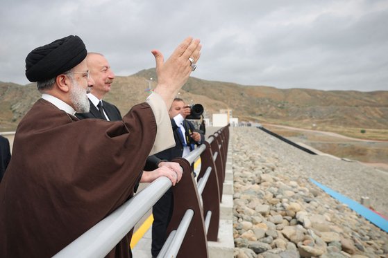 에브라힘 라이시 이란 대통령이 9일(현지시간) 이란 북부 동아제르바이잔주를 방문해 아라스 강에 지어진 댐을 바라보고 있다. AFP=연합뉴스