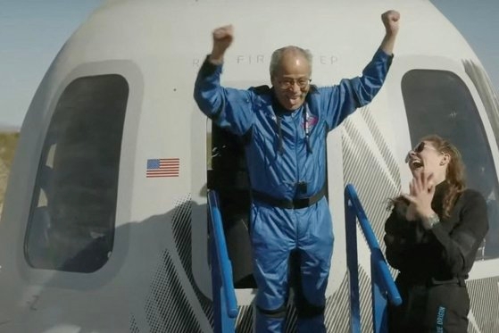1960년대 미국 최초의 흑인 우주비행사가 되고자 했으나 꿈을 이루지 못했던 에드 드와이트가 19일(현지시간) 텍사스주 블루 오리진 기지 인근에 착륙한 뒤 환호하고 있다. AFP=연합뉴스