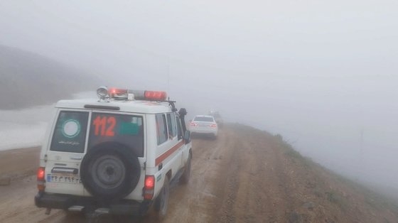 이란 정부 구조대의 구급차가 19일(현지시간) 동부 아제르바이잔주 조파 지역에서 헬기 추락 현장을 향해 이동하고 있다. 로이터=연합