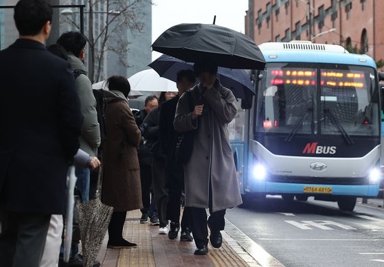 경기도에서 승차한 광역버스 이용객들이 서울 중구의 한 정류장에 하차해 이동하고 있다.   사진 연합뉴스