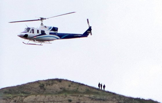 에브라힘 라이시 이란 대통령이 탄 헬기가 추락해 탑승자 전원이 숨진 것으로 추정된다고 로이터가 20일 보도했다. 사진은 19일 이란과 아제르바이잔 국경 인근에서 이란 대통령을 태우고 이륙한 헬기. 로이터=연합뉴스
