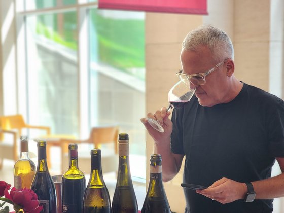 제임스 서클링은 경제매거진 포브스가 선정한 세계에서 가장 영향력 있는 와인평론가로, 매년 11월 그가 발표하는 ‘세계 100대 와인(Top 100 World Wine)’ 목록은 전 세계 와인 애호가들은 물론 와인 산