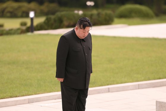 지난 19일 김정은 북한 국무위원장이 스승 현철해 사망 2주기를 맞아 신미리애국열사릉을의 묘소를 방문한 모습. 뉴스1