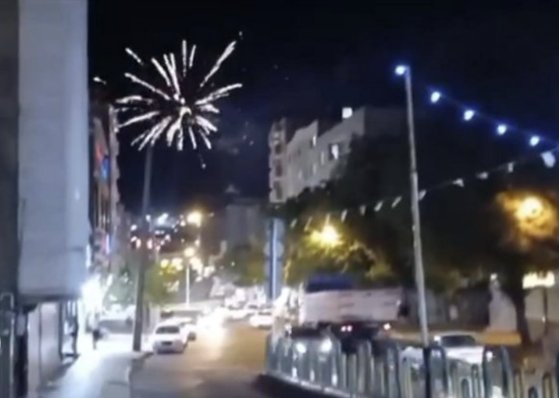 에브라힘 라이시 이란 대통령 사망 소식에 이란인들이 20일 자국 일부 도시에서 불꽃놀이를 하며 기뻐하고 있다. 사진 X캡처