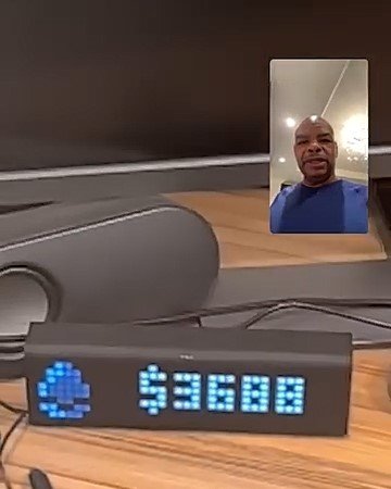 21일(현지시간) 다빈치 제레미가 암호화폐 가격을 확인하는 모습. 사진 인스타그램 캡처