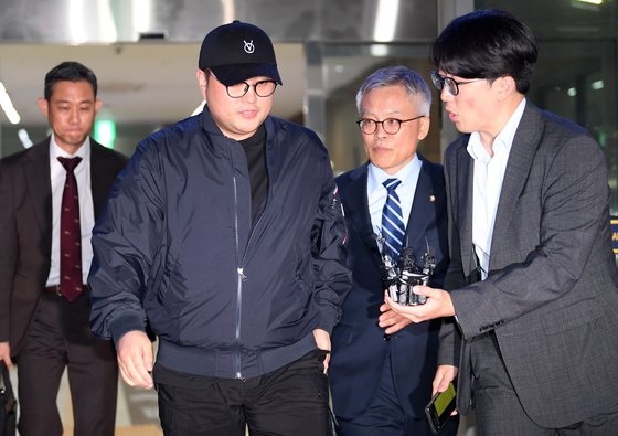 '음주 뺑소니' 혐의를 받는 트로트 가수 김호중이 지난 21일 오후 서울 강남경찰서에서 조사를 마친 뒤 귀가하고 있다. 연합뉴스