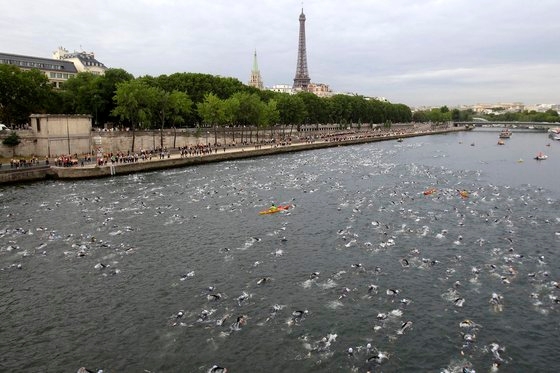 지난 2011년 7월 10일(현지시간) 파리에서 열린 파리 트라이애슬론 대회에서 선수들이 센강에서 수영을 하고 있다. AP=연합뉴스