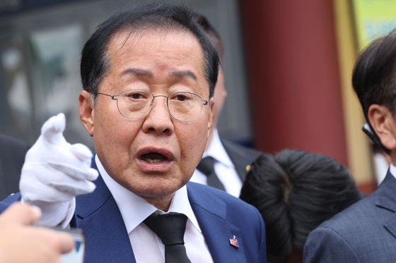 On the 17th, the day before the 44th anniversary of the May 18 Democratic Movement, Mayor of Daegu Hong Jun-pyo pays respects at the National 5.18 Democratic Cemetery in Ungcheon-dong, Buk-gu, Gwangju, and answers questions from reporters. News1