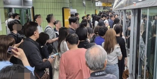 지난 22일 오후 서울 지하철 6호선 기관사가 상월곡역 종착역인 봉화산역으로 착각해 승객들을 하차시키는 일이 발생해 퇴근길 시민들이 불편을 겪었다. 사진은 이날 해당 열차에서 내려 상월곡 역사에 대기 중인 승객들. 