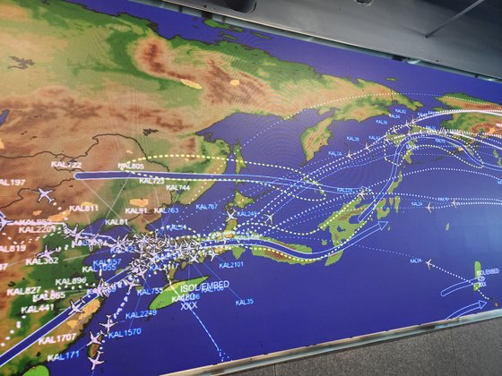 대한항공 종합통제센터(Operations & Customer Center·OCC)에 설치된 가로18미터, 세로 1.7미터 크기의 월스크린에서는 전 세계에서 비행 중인 대한항공 항공기의 정보를 실시간으로 볼 수 있다.