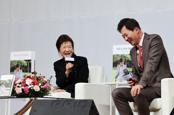 박근혜 전 대통령(왼쪽)이 지난 2월 5일 오후 대구 수성구 인터불고호텔에서 열린 '박근혜 회고록 출간기념 저자와의 대화'에서 유영하 당선인의 발언을 들으며 웃는 모습. 김경록 기자