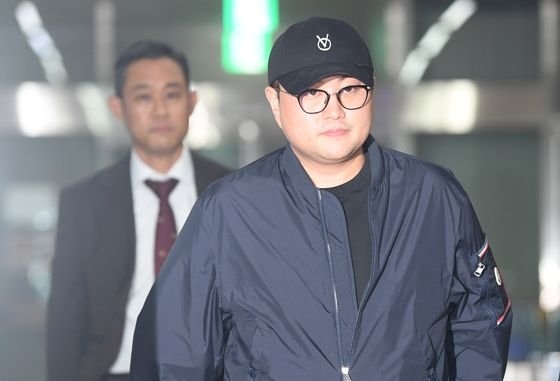 뺑소니 혐의와 음주 운전 의혹을 받는 트로트 가수 김호중이 지난 21일 오후 서울 강남경찰서에서 조사를 마치고 나오고 있다. 뉴스1