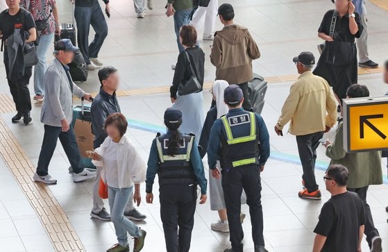 "서울역 50명 죽이겠다" <b>칼부림 예고</b>…경찰,<b>디시인사이드</b> 압수수색