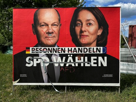 지난 10일 독일 코트부스에서 올라프 숄츠 독일 총리와 카타리나 발리 유럽의회 부의장 사진이 담긴 독일 사회민주당(SPD) 포스터가 훼손됐다. 누군가 AfD라고 적기도 했다. 유럽의회 선거를 앞두고 독일에선 선거 포