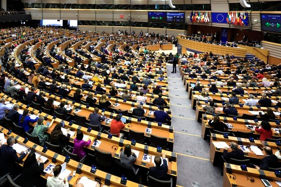 지난달 10일 유럽의회 의원들이 브뤼셀에서 열린 유럽의회 본회의에 참석해 투표에 참여하고 있다. AP=연합뉴스