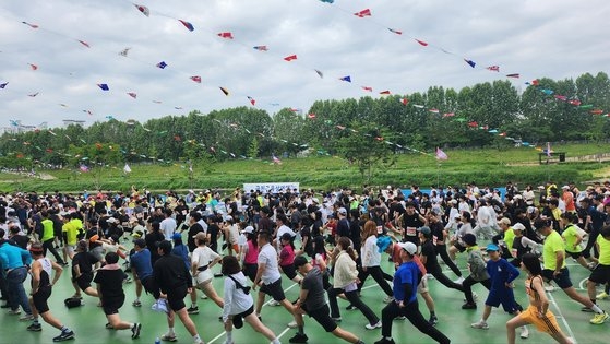2024 금천구청장배 건강달리기 대회 참가자들이 출발 전 몸을 풀고 있다. 김서원 기자