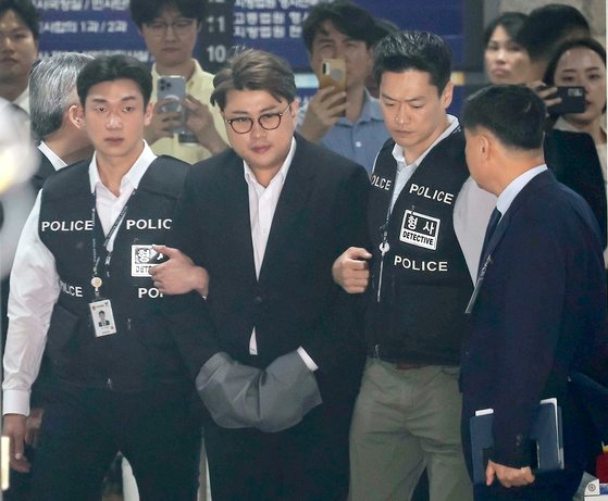 음주 뺑소니 혐의를 받고 있는 가수 김호중이 지난 24일 서울 서초구 서울중앙지방법원에서 열린 영장실질심사(구속 전 피의자심문)을 마친 뒤 법원을 나서고 있다. 뉴시스
