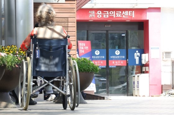 21일 오후 서울 한 대형병원 응급의료센터 인근에서 한 환자가 휠체어에 앉아 있다. 연합뉴스