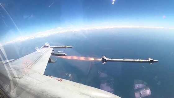 28일 서해 해상사격장에서 열린 한미공군 연합 공대공·공대지 실사격 훈련에서 공군 KF-16 전투기가 공중 표적을 향해 AIM-9X 공대공 미사일을 발사하고 있다. 사진 공군