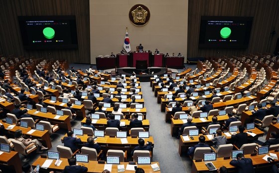 28일 오후 서울 여의도 국회에서 열린 제21대 국회 마지막 본회의 모습. 뉴스1