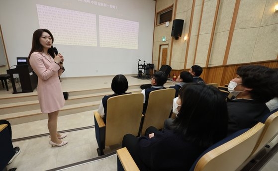 부산 남성여고 교사들이 지난 3월 21일 교내 강당에서 학생부 수정 발표회를 하고 있다. 송봉근 기자