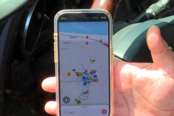 지난 4일 이스라엘 텔아비브의 한 운전자가 사용하는 스마트폰 앱인 웨이즈가 현재 위치로 레바논 베이루트 인근을 가리키고 있다. 로이터=연합뉴스