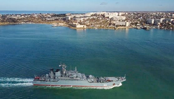 지난 2022년 러시아 해군의 칼리닌그라드함이 흑해 크림반도의 세바스토폴항 인근을 항해하고 있다. AP=연합뉴스