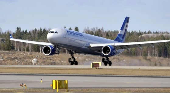 지난 2010년 4월 핀란드 국영 항공사 핀에어 소속 여객기가 핀란드 헬싱키 국제공항에서 이륙하고 있다. AP=연합뉴스