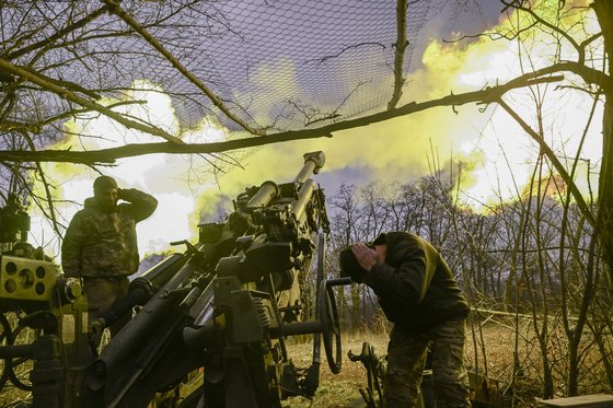 지난해 3월 우크라이나군이 우크라이나 동부 바흐무트 인근에서 러시아군 진영을 향해 곡사포를 발사하고 있다. AFP=연합뉴스