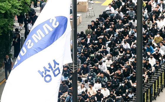 지난 5월 삼성전자 노동조합 조합원들이 서울 강남구 삼성전자 사옥 앞에서 노동조합과의 교섭을 촉구하며 문화 행사를 열고 있다. 연합뉴스