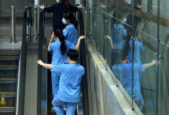 대전의 한 대학병원에서 의료진들이 병원 내부를 이동하고 있다. 기사 내용과 직접적 관련은 없음. 프리랜서 김성태