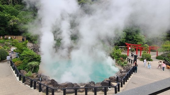 벳푸 지옥 중 최대 크기를 자랑하는 우미 지옥. 아름다운 코발트블루 색상을 띄고 있다.