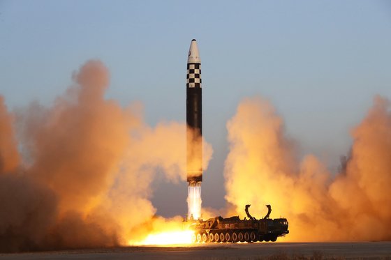 북한 노동당 기관지 노동신문은 17일 전날(16일) 화성-17형 대륙간탄도미사일(ICBM) 발사 훈련을 단행했다고 밝혔다. 뉴스1