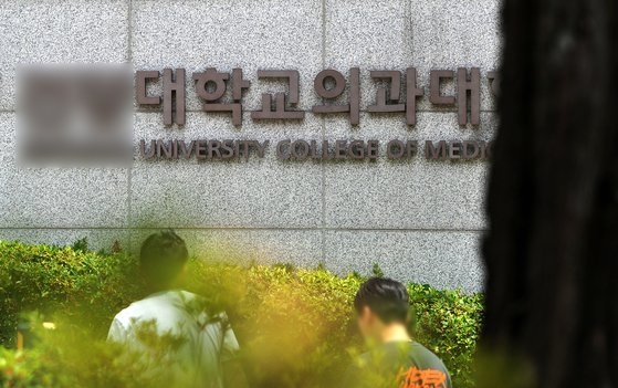 정부의 의대 정원 증원에 반발한 의대생들의 갈등이 장기화되고 있는 가운데 26일 대전의 한 의과대학 건물 안과 밖이 한산한 모습을 보이고 있다. 프리랜서 김성태