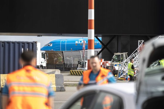 29일(현지시간) 네덜란드 암스테르담 스키폴 공항에서 사람이 항공기 엔진에 빨려들어가 사망하는 사고가 발생한 가운데, 당국이 현장에서 조치를 취하고 있다. EPA=연합뉴스