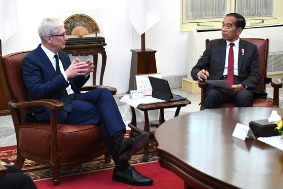 지난달 17일(현지시간) 팀 쿡 애플 CEO(왼쪽)가 자카르타의 대통령궁에서 조코 위도도 인도네시아 대통령과 대화하고 있다. AP=연합뉴스
