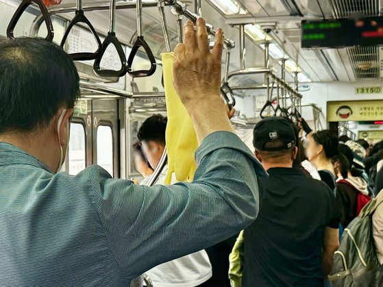 지하철 이동상인은 역과 역 사이의 시간을 고려해 짧고 강한 상품 프레젠테이션(PT)를 한다. 김홍준 기자