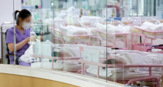 분기 출산율이 처음으로 0.6명대로 떨어지며 저출산 현상이 이어지고 있는 가운데 지난 2월 28일 오후 서울 시내 한 산후조리원 신생아실에서 간호사 등 관계자들이 신생아들을 돌보고 있다. 연합뉴스