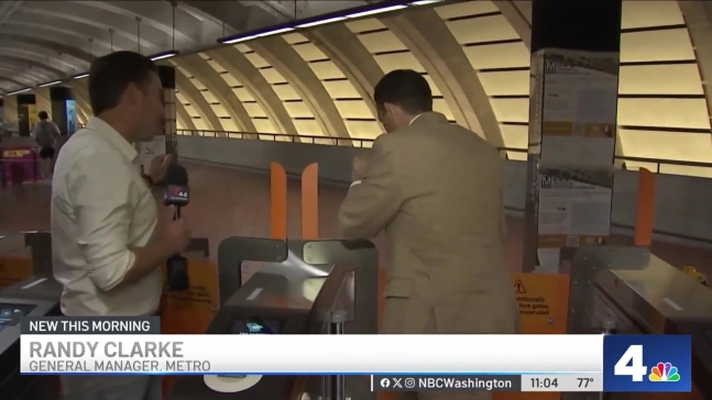NBC Washington의 기자가 워싱턴 지하철의 신형 개찰구를 세게 밀어보고 있다. 방송화면 캡처