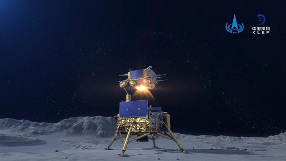 신화통신이 지난 2020년 공개한 중국 국가우주국(CNSA) 사진. 2020년 12월 3일 베이징 항공우주통제센터(BACC)에서 창어 5호 우주선의 승천체가 달 표면에서 발사되는 시뮬레이션 이미지가 담겨 있다. 기사