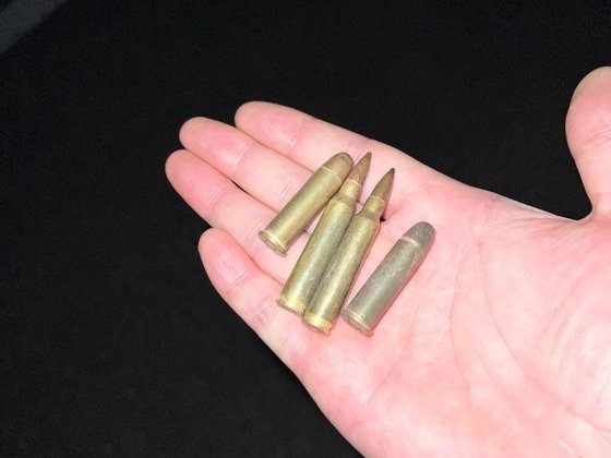 A photo of a fisherman discovering live ammunition on the coast of Yeongjong Island in Incheon on May 29 and capturing it directly. Photo captured from an online community.