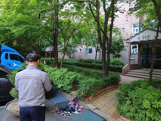 대남전단은 서울 아파트 단지에서도 발견됐다. 서울 신도림동에 거주하는 이경식(62)씨는 ″내가 사는 아파트 코 앞에 대남전단이 떨어져 무섭다. 생화학 무기가 있었다면 인명피해로 이어졌을 것이다″고 말했다. 사진은 2