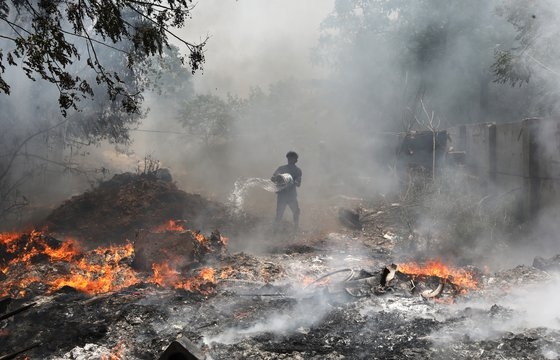 인도 뉴델리의 폭염으로 인해 현지에서 화재 사고가 증가했다는 소식이 전해졌다. 31일(현지시간) 뉴델리의 고물상 판자집 근처에서 한 남자가 고철이 파손된 화재를 진압하려고 하고 있다. EPA=연합뉴스