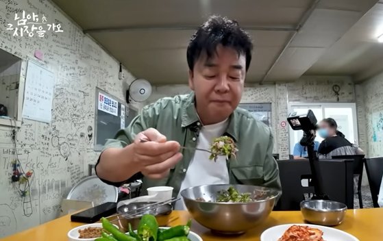 20년 전 발생한 '밀양 여중생 집단 성폭행 사건' 주동자로 지목된 30대 남성이 경북 청도군의 한 식당에서 일한다는 근황이 전해졌다. 이 식당은 2022년 백종원 유튜브 채널에 맛집으로 소개돼 관련 영상이 네티즌들